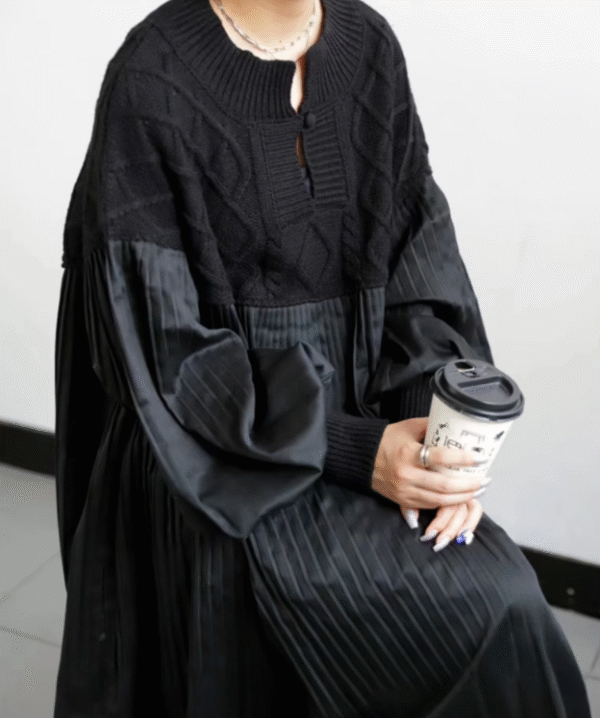 فستان أسود بطبقتين بأكمام طويلة وياقة شبه مفتوحة من مزيج القطن والبوليستر