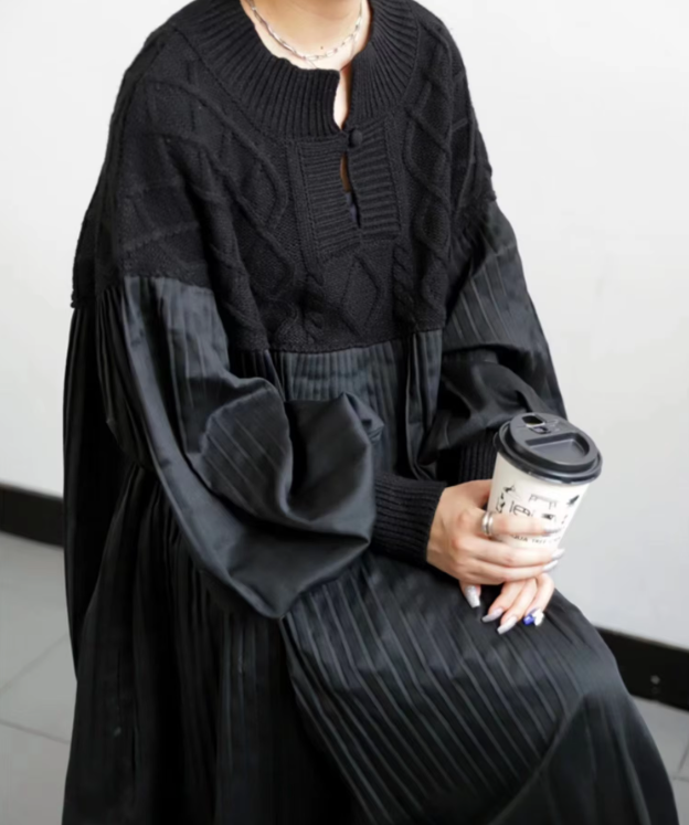 فستان أسود بطبقتين بأكمام طويلة وياقة شبه مفتوحة من مزيج القطن والبوليستر