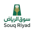 شعار بسيط وقوي لمتجر “سوق الرياض” يظهر اسم “سوق الرياض” بالخط الكوفي باللون الأخضر الزمردي مع رمز مبسط لبرج الفيصلية باللون الذهبي النحاسي، ونص “Souq Riyad” باللاتيني باللون الرمادي الداكن.