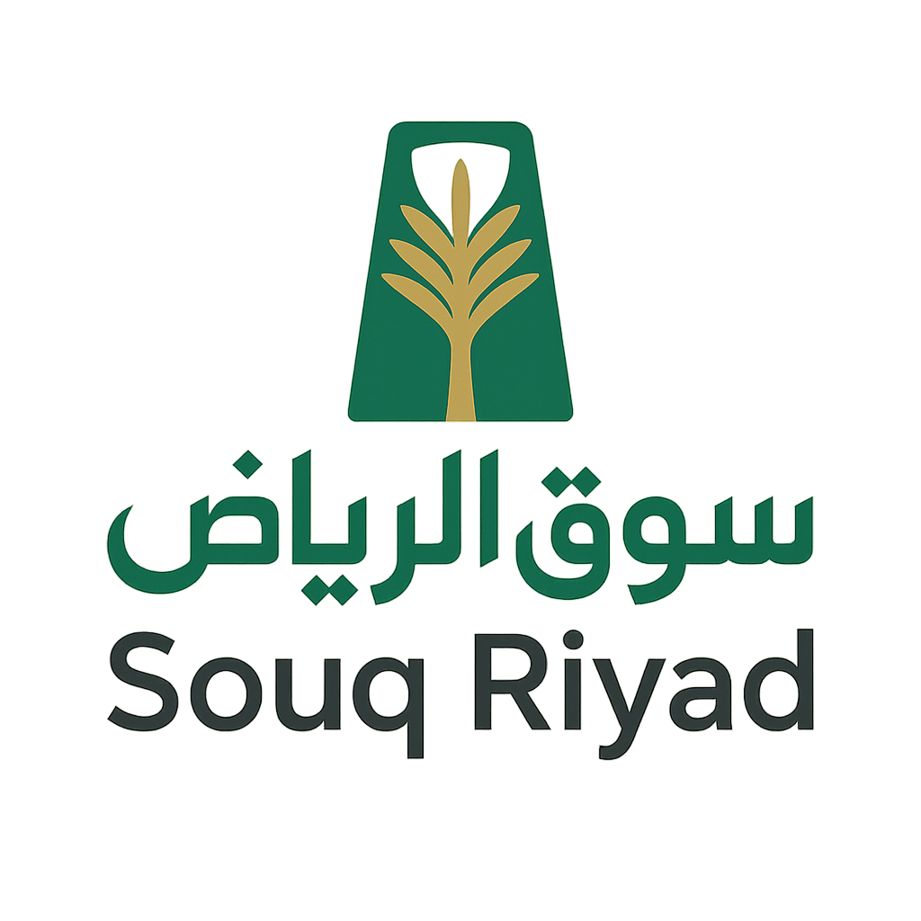 شعار بسيط وقوي لمتجر “سوق الرياض” يظهر اسم “سوق الرياض” بالخط الكوفي باللون الأخضر الزمردي مع رمز مبسط لبرج الفيصلية باللون الذهبي النحاسي، ونص “Souq Riyad” باللاتيني باللون الرمادي الداكن.