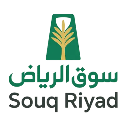 شعار بسيط وقوي لمتجر “سوق الرياض” يظهر اسم “سوق الرياض” بالخط الكوفي باللون الأخضر الزمردي مع رمز مبسط لبرج الفيصلية باللون الذهبي النحاسي، ونص “Souq Riyad” باللاتيني باللون الرمادي الداكن.